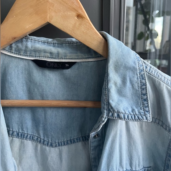 #51 🌺 5/$30 🌺 Only light blue faded Chambray shirt / button down - Picture 3 of 4